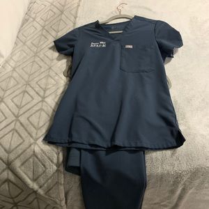 Figs Dark Harbor  scrub set, no issues or fading